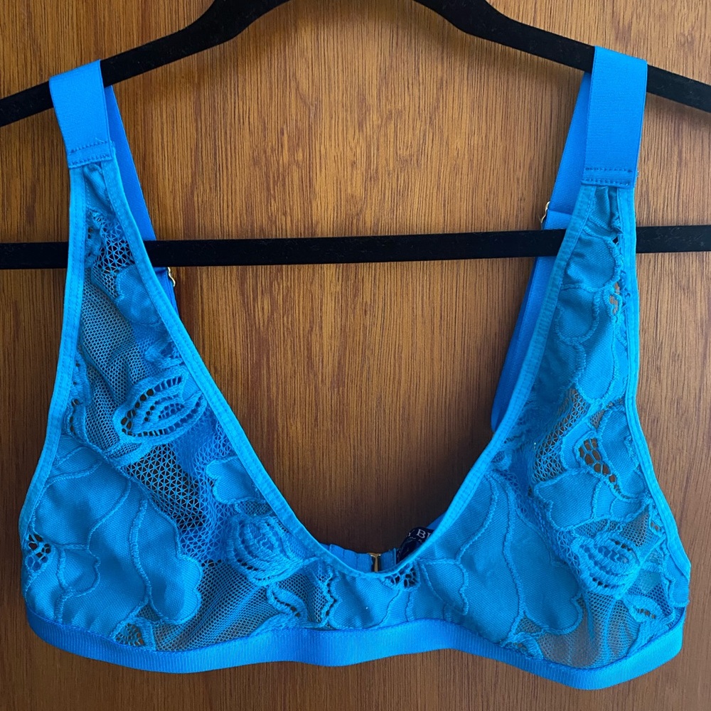 Suzy‎ Black size Large blue lace bra